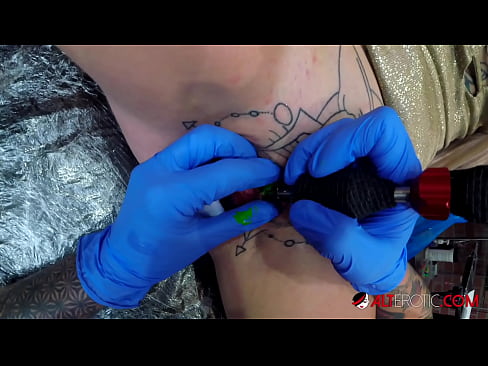 ❤️ E dashura jashtëzakonisht e bërë me tatuazhe, Sully Savage, bëri një tatuazh në klitorisin e saj ️ Seks cilësor në pornografi sq.killvs.top